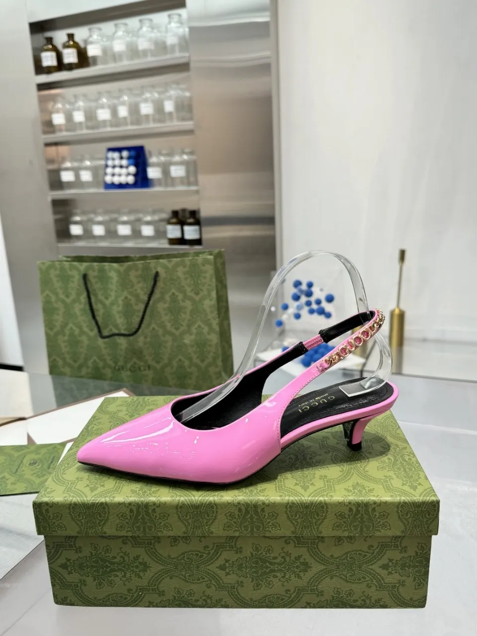 👟👟Ex-factory price 440👟👟 (genuine leather sole +40) Gucci Signoria pumps are named after the central square of Florence, recreating the classic and elegant style of the birthplace of the brand. Combining shiny patent leather with a pointed toe, these shoes are embellished with Gucci's signature chain, adding a stylish edge to your new season wardrobe. Upper: Made of first-layer imported patent cowhide/sheepskin lining. Outsole: rubber non-slip outsole/genuine leather outsole. Size: 35-42 (34/41 42 customized, non-refundable)